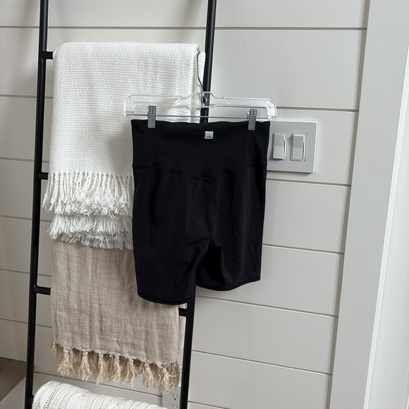 Vuori Ribbed Bike Short. Size M. Black. - Picture 2 of 2